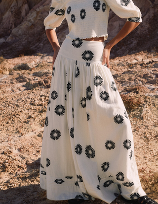 Women’s Cheesecloth Modern Daisy Print Maxi Skirt in White (IMPERFECT)